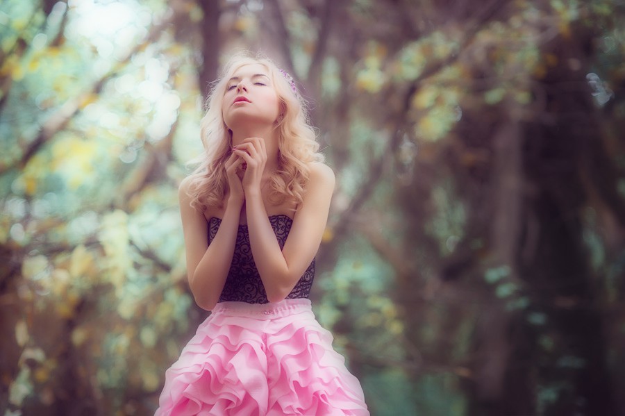 バレンタインに彼とラブラブになることを祈る女性