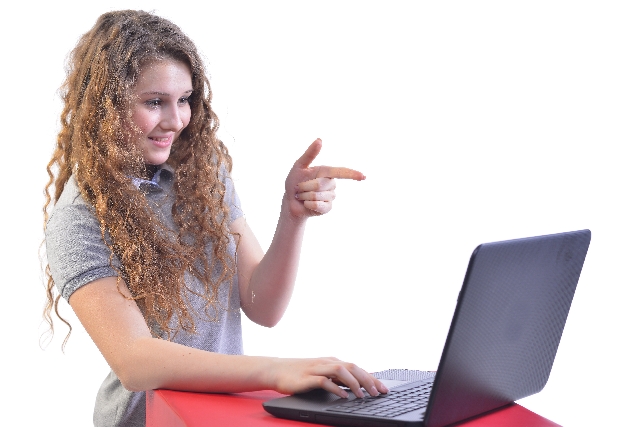 遠恋の彼とライブチャットをする女性