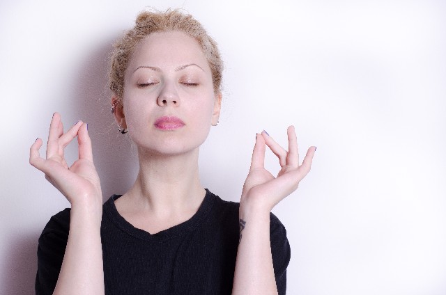 メディテーション（瞑想）する女性