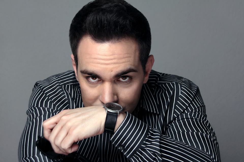 不安や寂しさを強く感じる男性