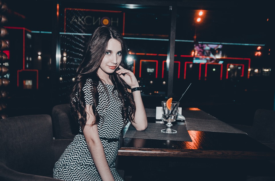 七夕の夜に彼との幸せなデートをする女性